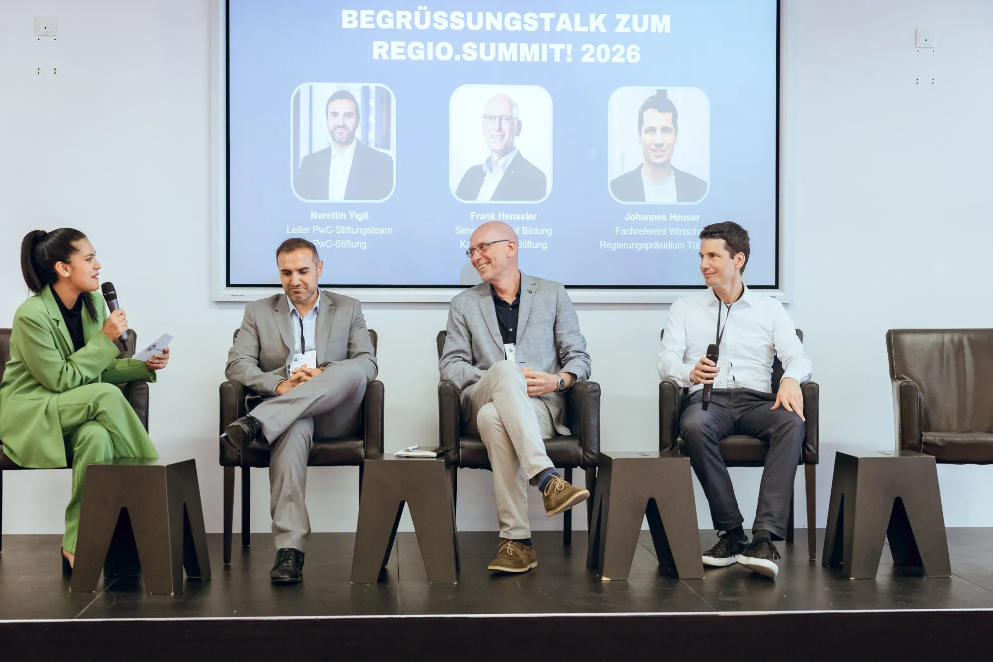 Blick auf die Bühne beim Begrüßungstalk zum Regio.Summit! 2026 im Hospitalhof Stuttgart