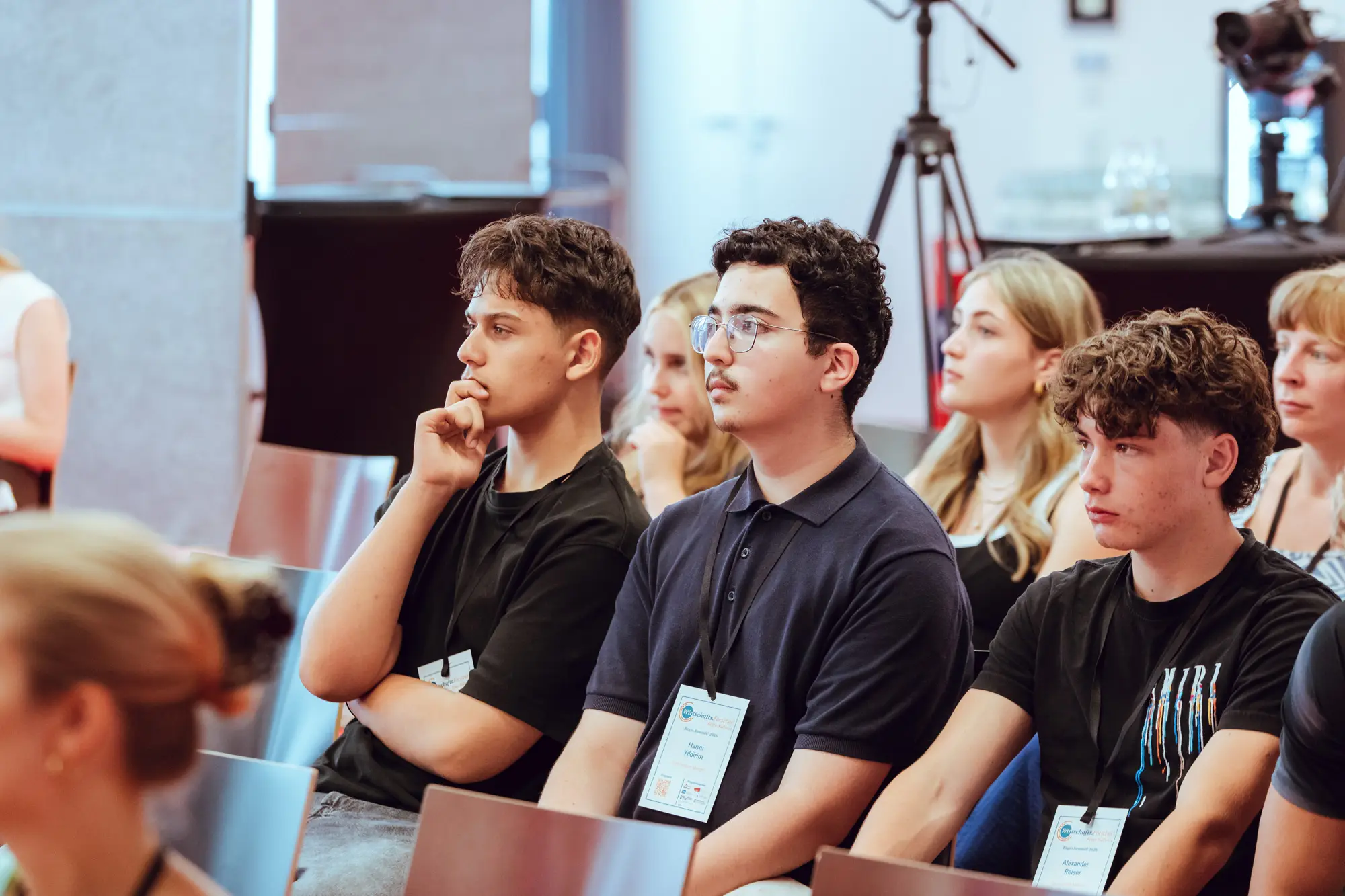 Schülerinnen und Schüler verfolgen das Bühnenprogramm des Regio.Summit! 2026