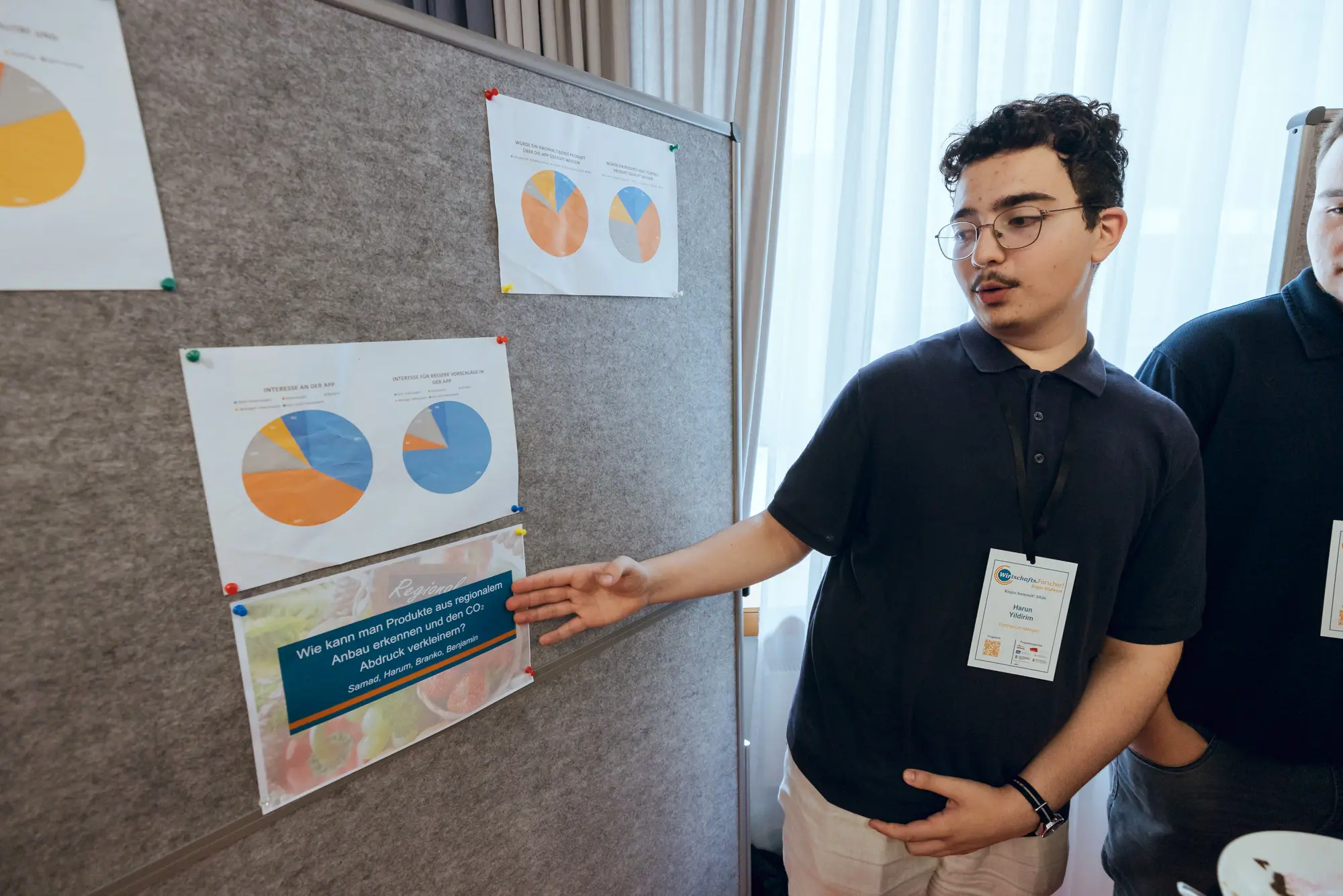 Schüler erklärt die Auswertung seines Forschungsprojekts anhand von Diagrammen
