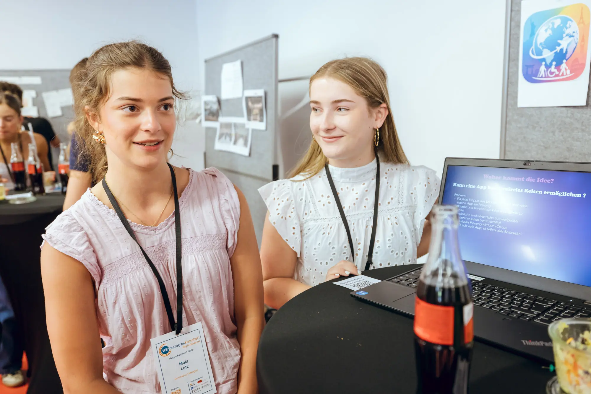 Zwei Schülerinnen an ihrem Projektstand beim Regio.Summit! im Hospitalhof Stuttgart