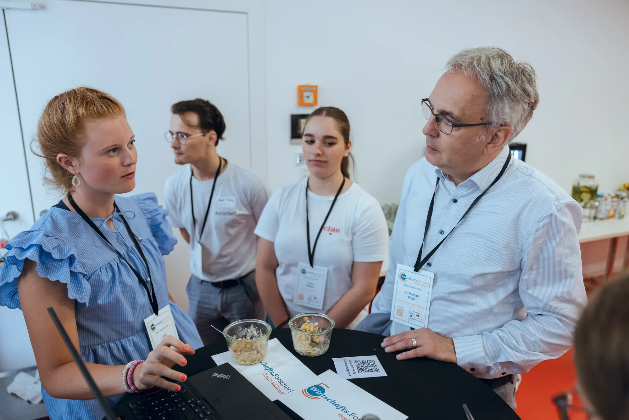 Gäste aus Bildung und Wirtschaft im Gespräch mit Schülerinnen und Schülern am Projektstand
