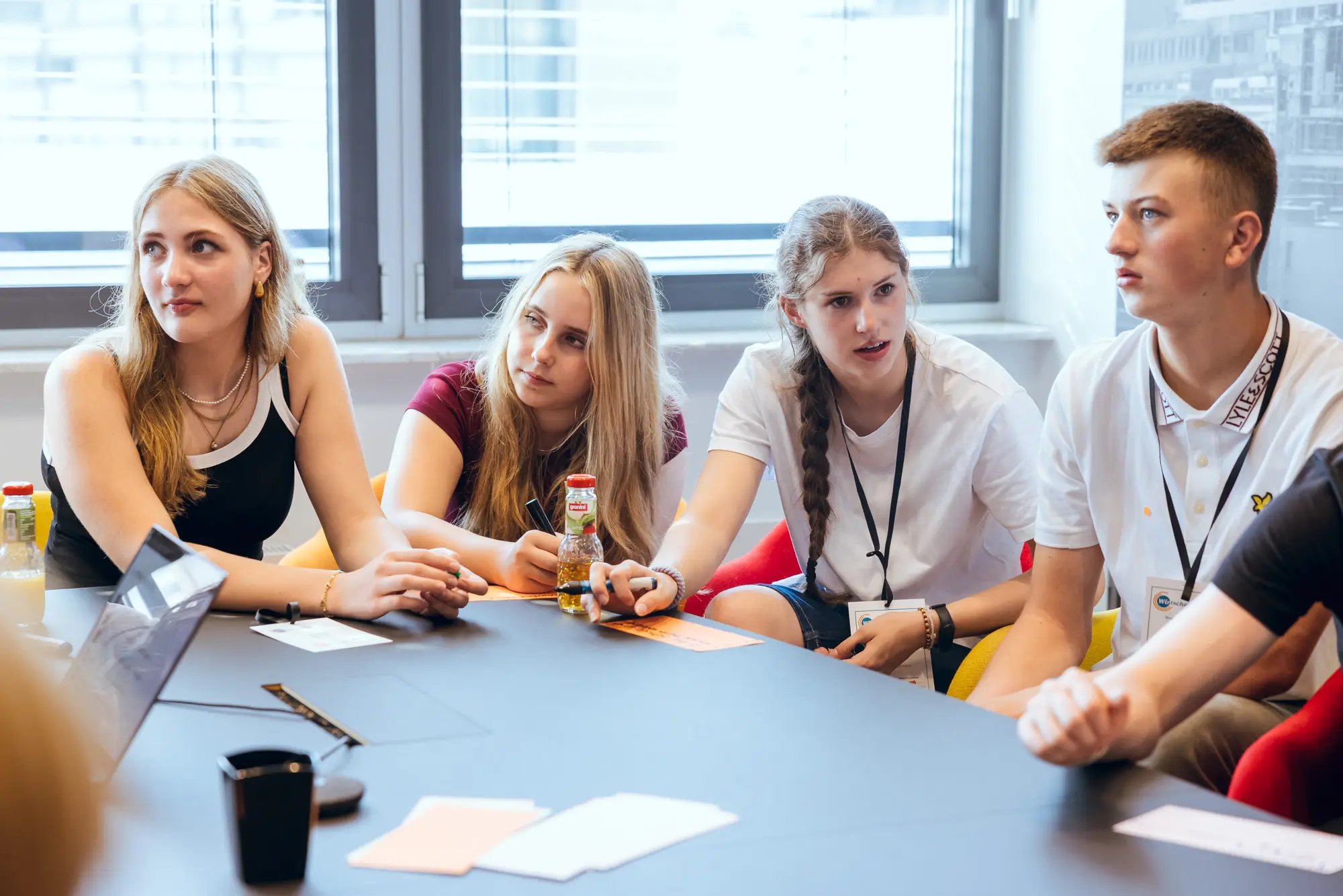 Jugendliche arbeiten in einer Workshop-Runde an einer gemeinsamen Aufgabe