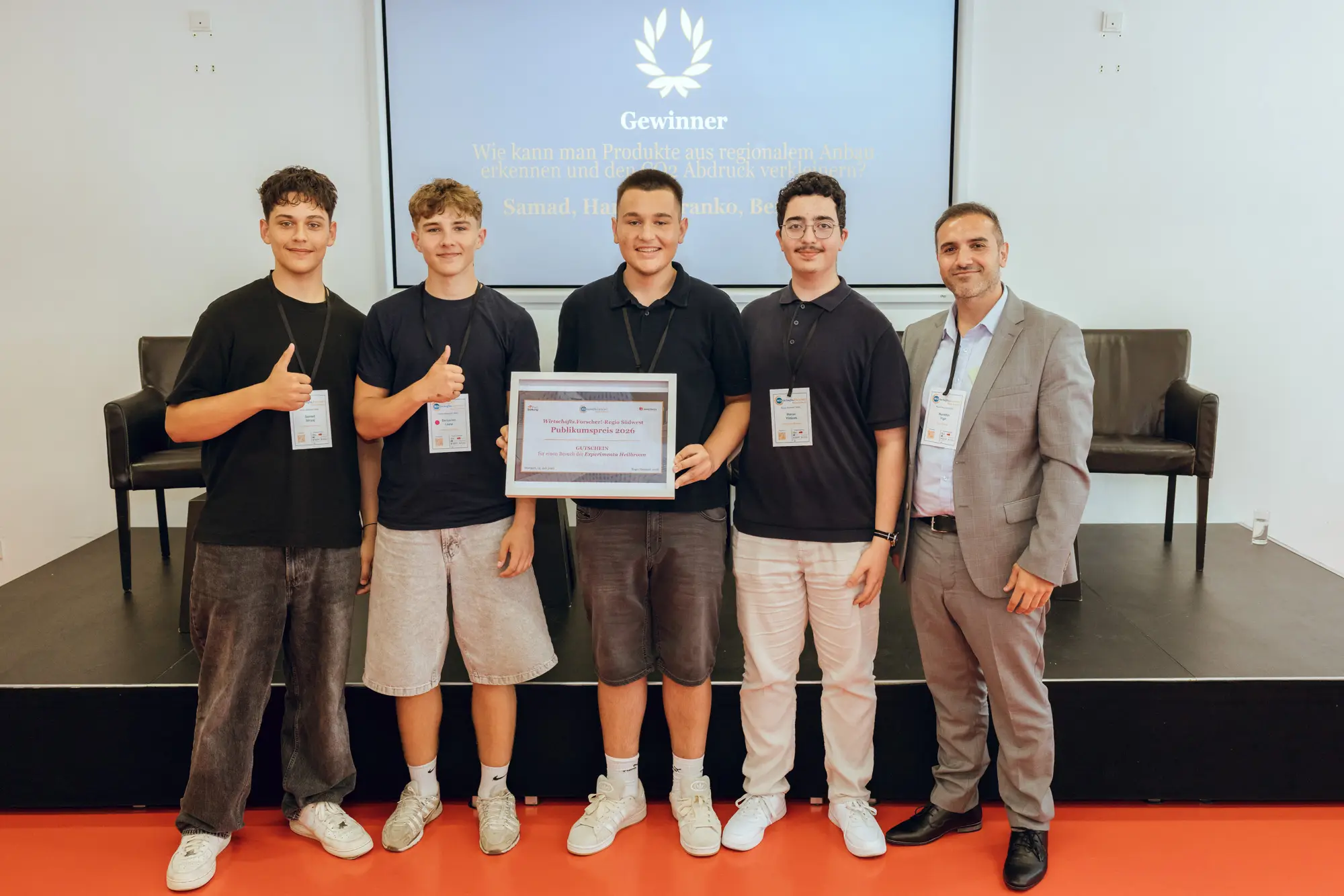 Siegerehrung: Das Gewinnerteam des Gymnasiums Mengen mit der Urkunde des Publikumspreises
