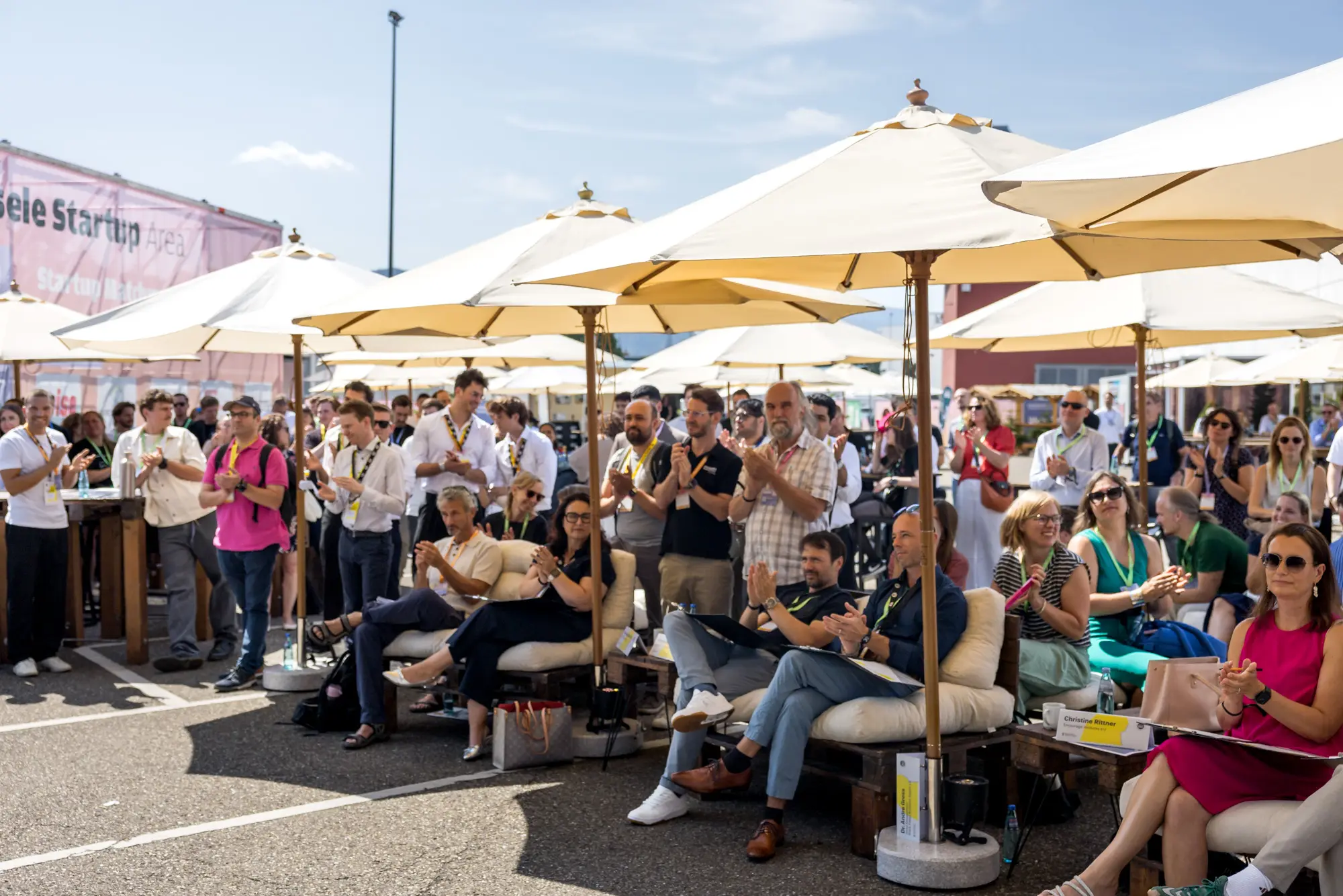 Publikum unter Sonnenschirmen vor der Außenbühne des Käpsele Innovation Festivals