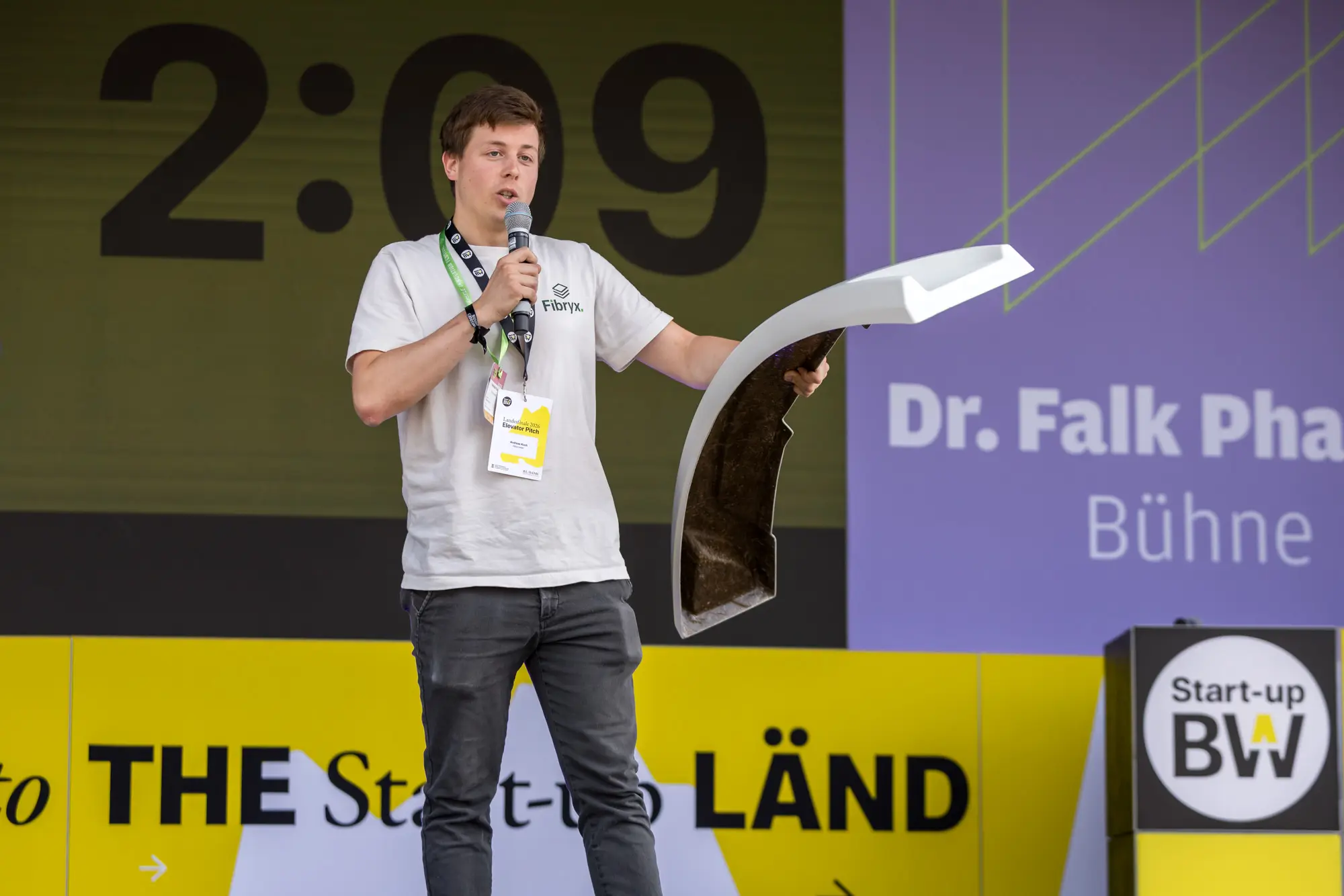Pitch auf der Außenbühne, im Hintergrund läuft der Countdown der Redezeit