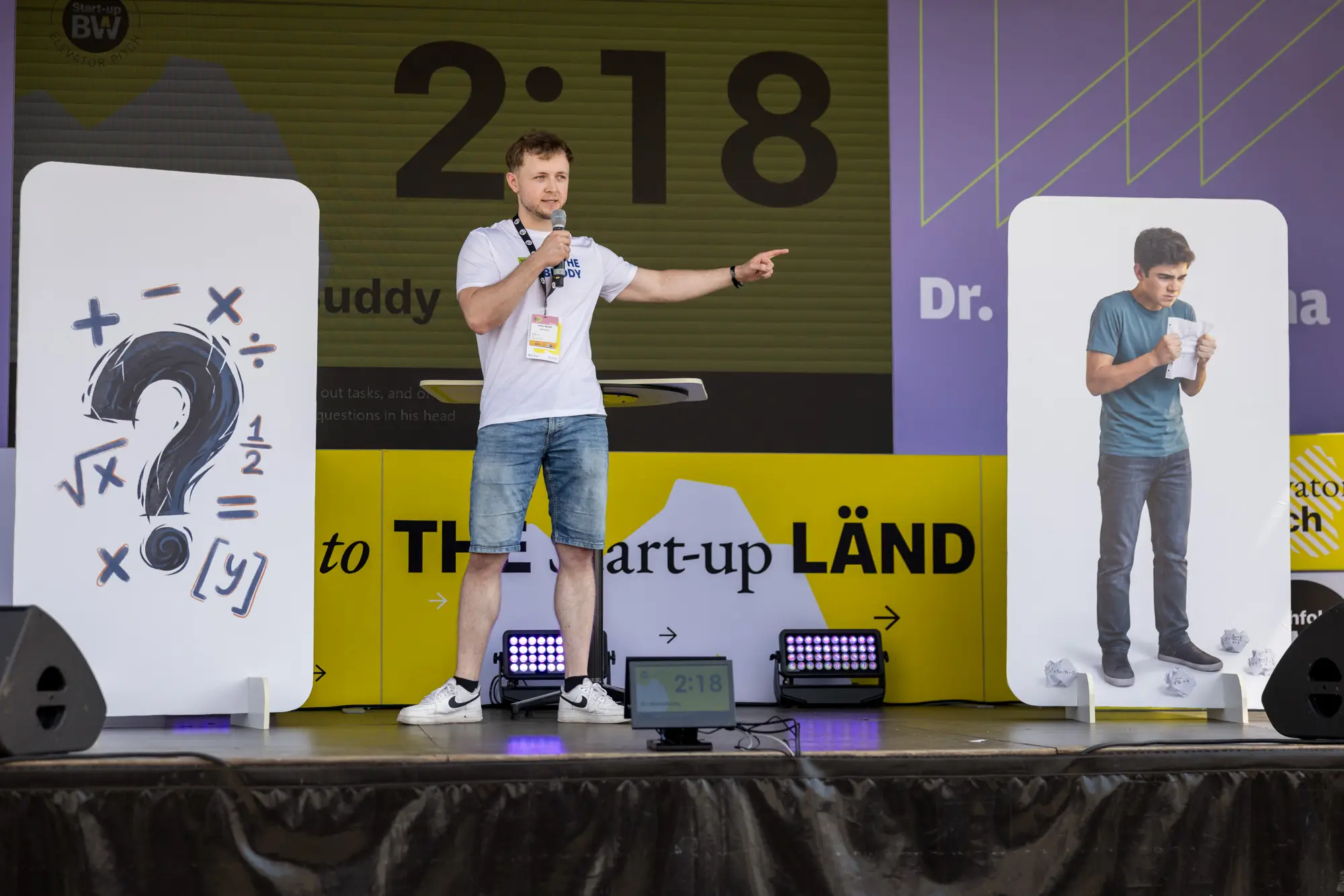 Team beim Pitch, auf der Rückwand die verbleibende Redezeit