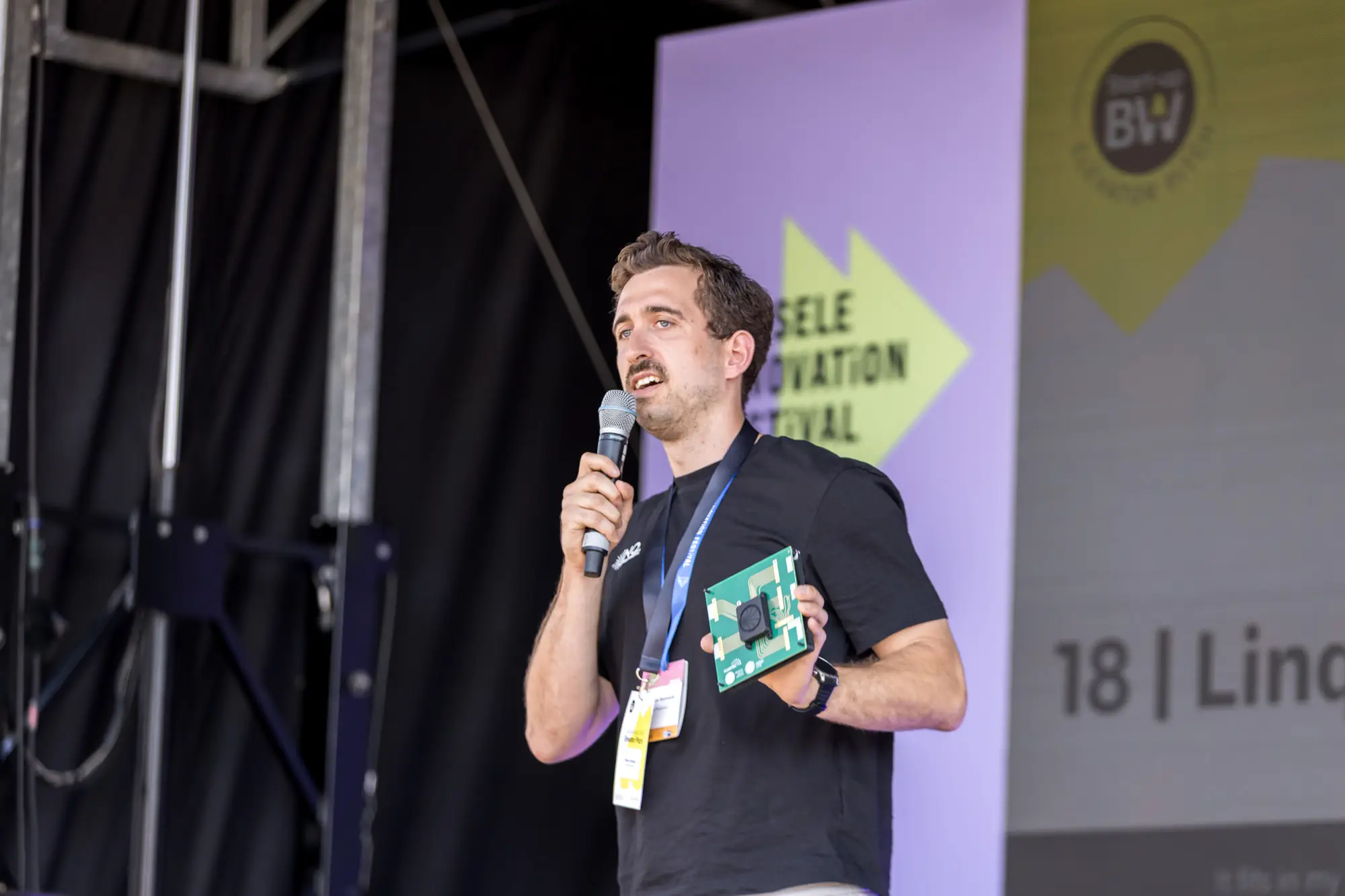 Gründer stellt sein Produkt beim Elevator Pitch vor