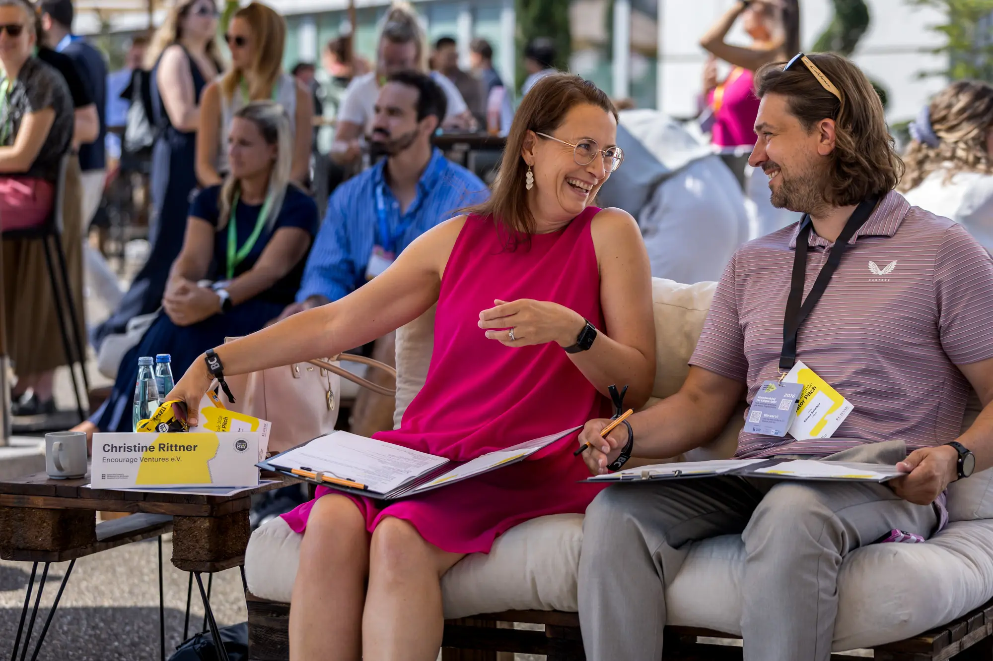 Jury des Elevator Pitch mit den Bewertungsbögen im Freien