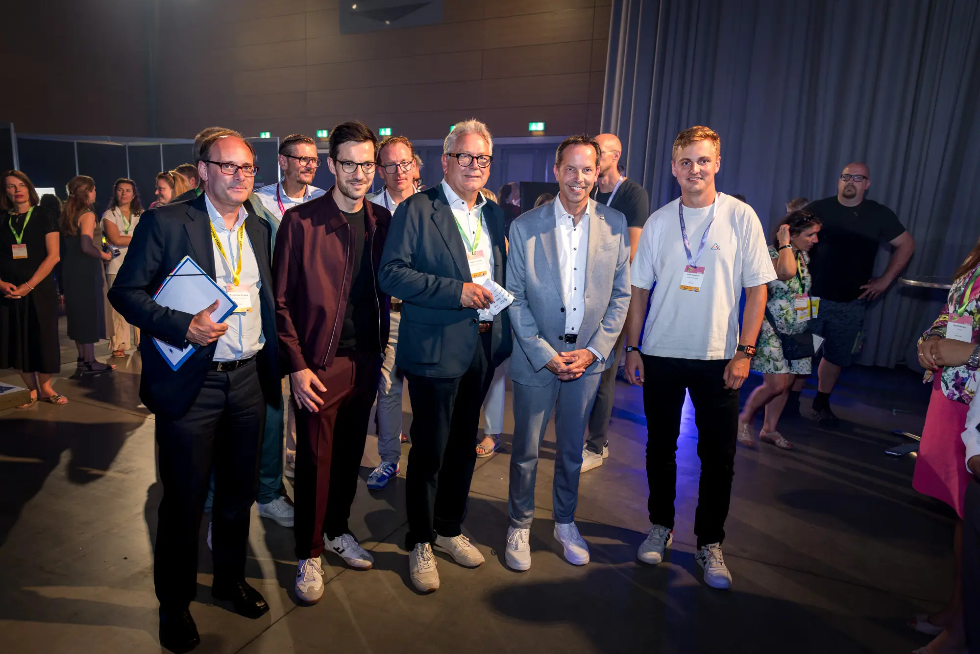 Gruppe von Gästen und Beteiligten beim Rundgang über das Festival