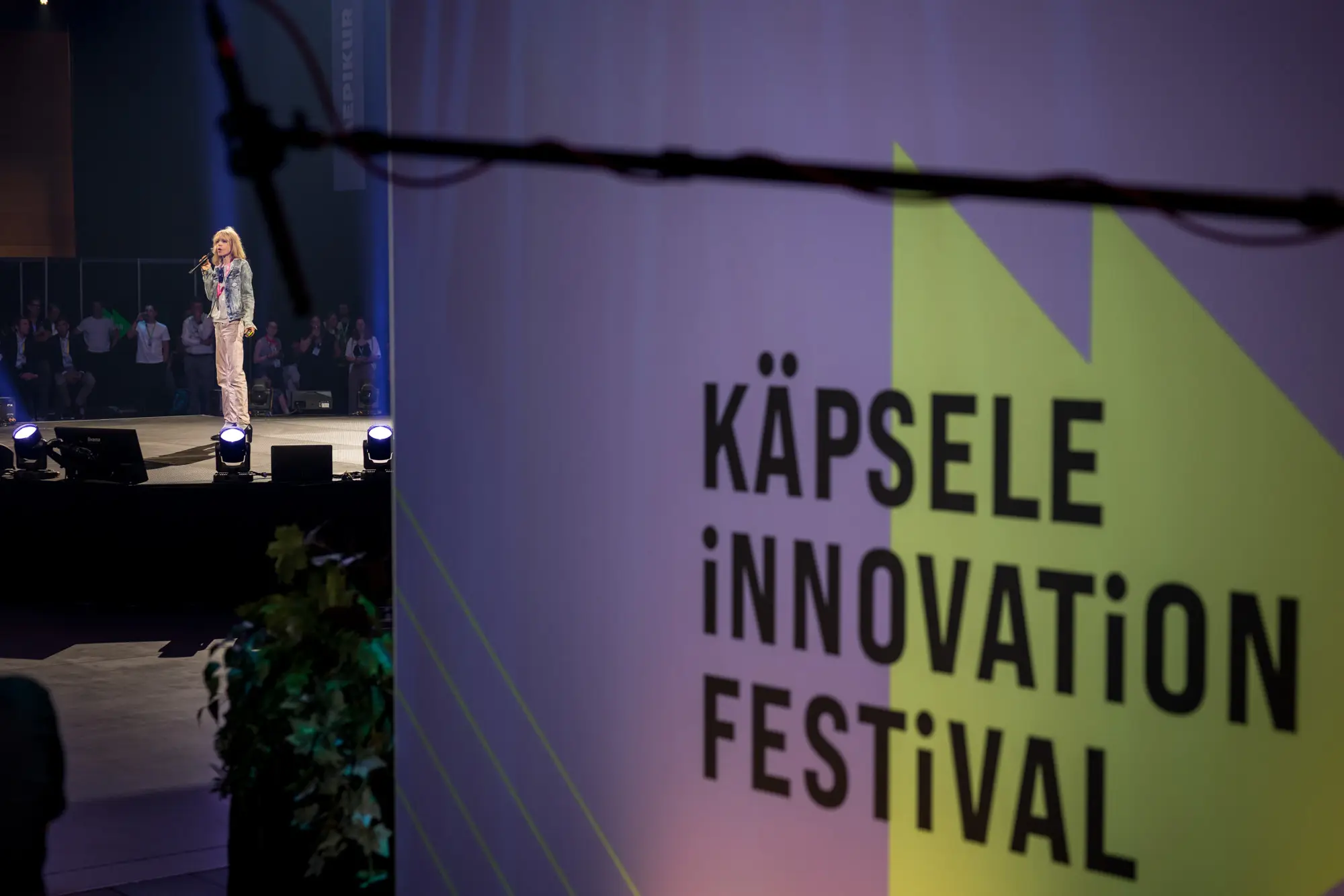 Die Hauptbühne des Käpsele Innovation Festivals in der abgedunkelten Halle