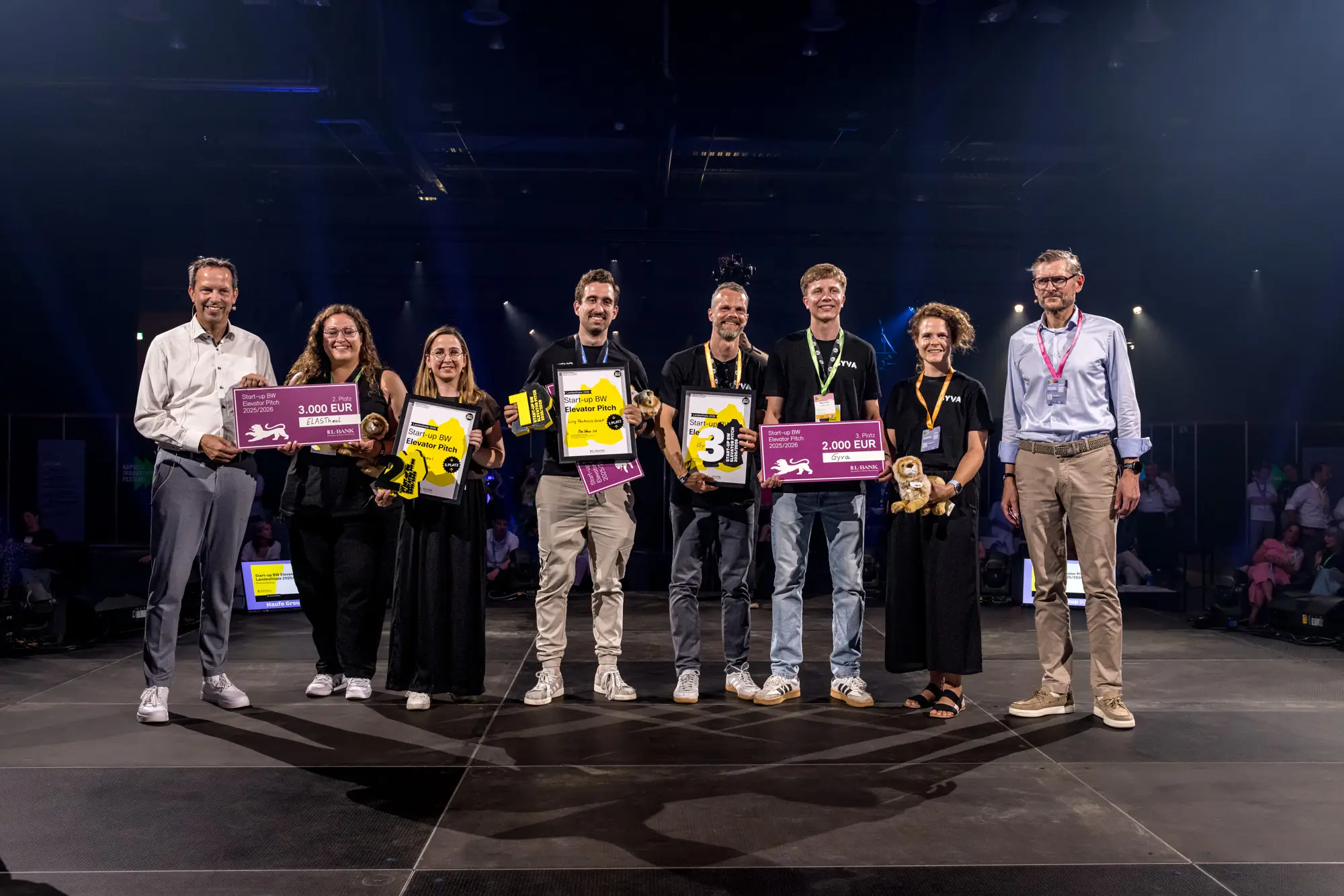 Die ausgezeichneten Teams des Start-up BW Elevator Pitch mit ihren Urkunden