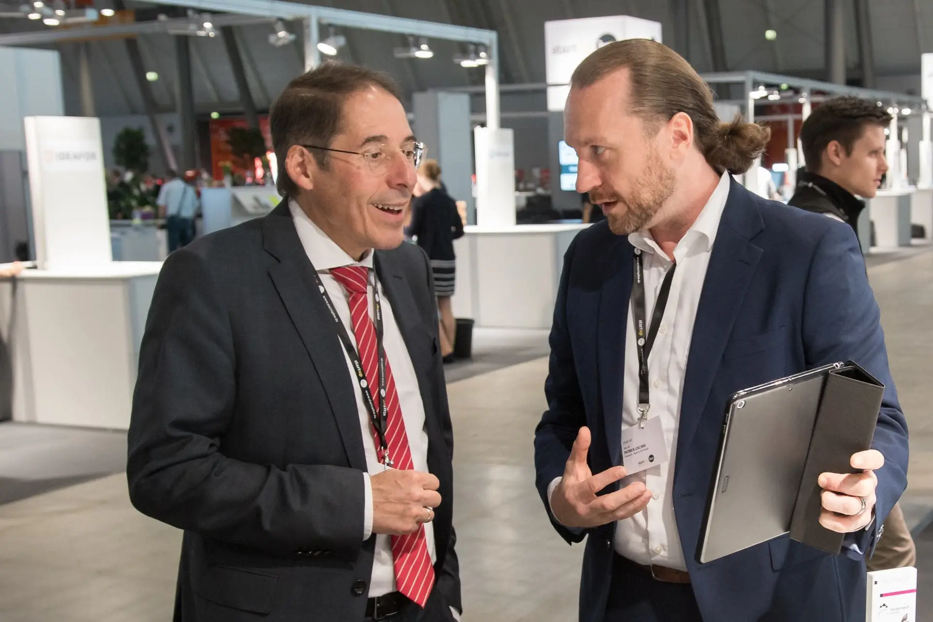 Gründerteam im Gespräch am Messestand beim Start-up Gipfel Baden-Württemberg 2017 in Stuttgart
