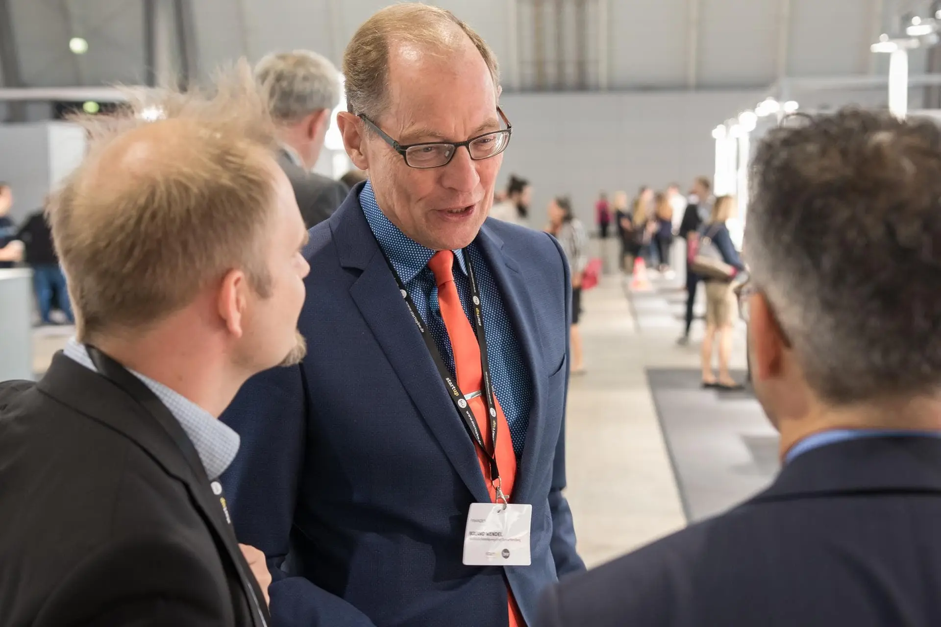 Gründerteam im Gespräch am Messestand beim Start-up Gipfel Baden-Württemberg 2017 in Stuttgart