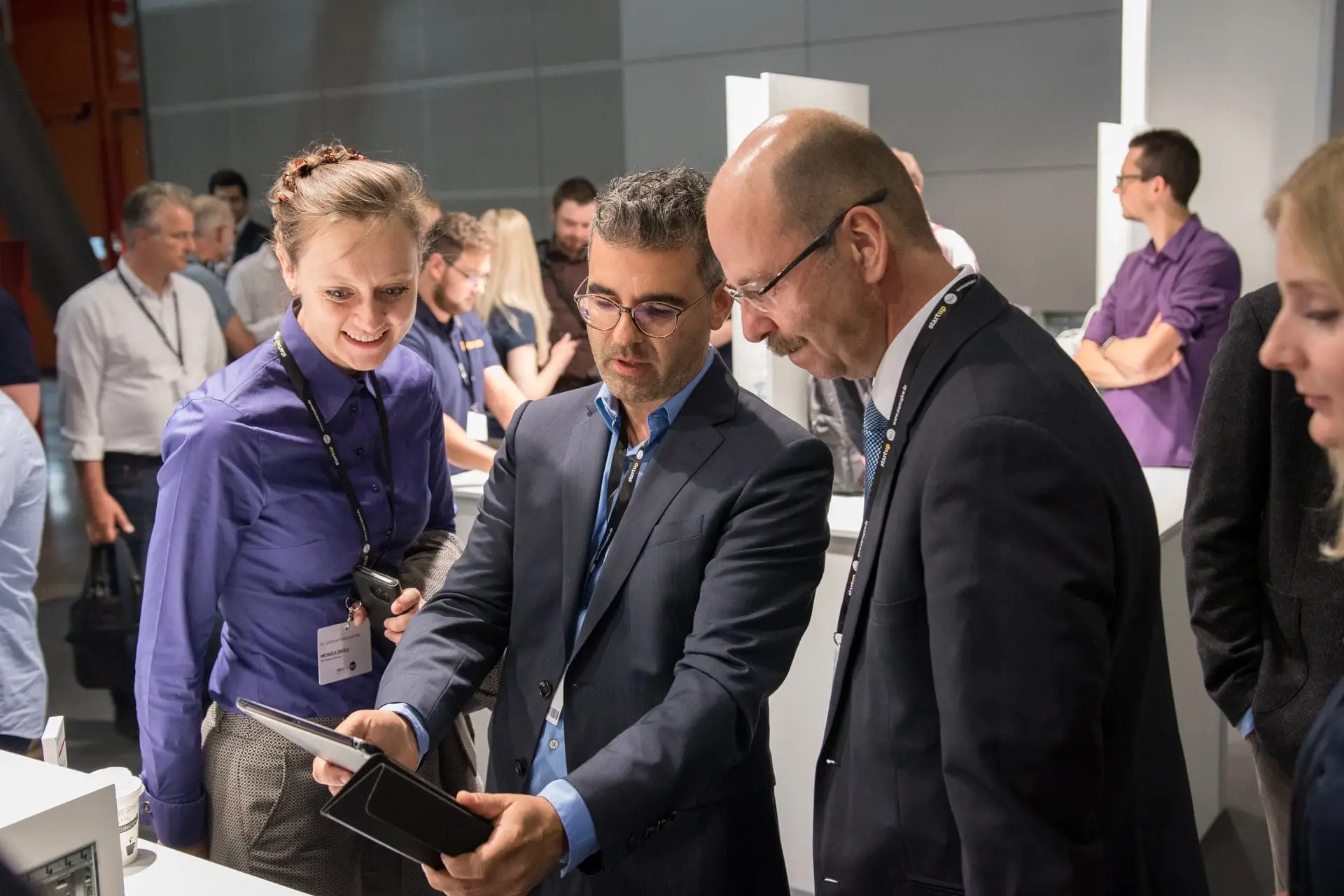 Gründerteam im Gespräch am Messestand beim Start-up Gipfel Baden-Württemberg 2017 in Stuttgart