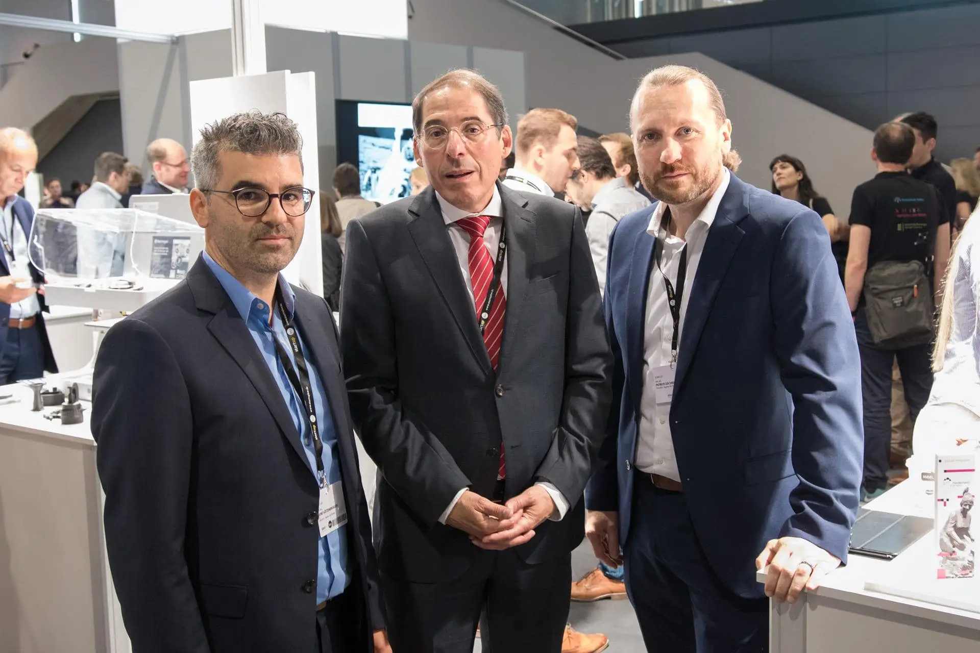 Gründerteam im Gespräch am Messestand beim Start-up Gipfel Baden-Württemberg 2017 in Stuttgart