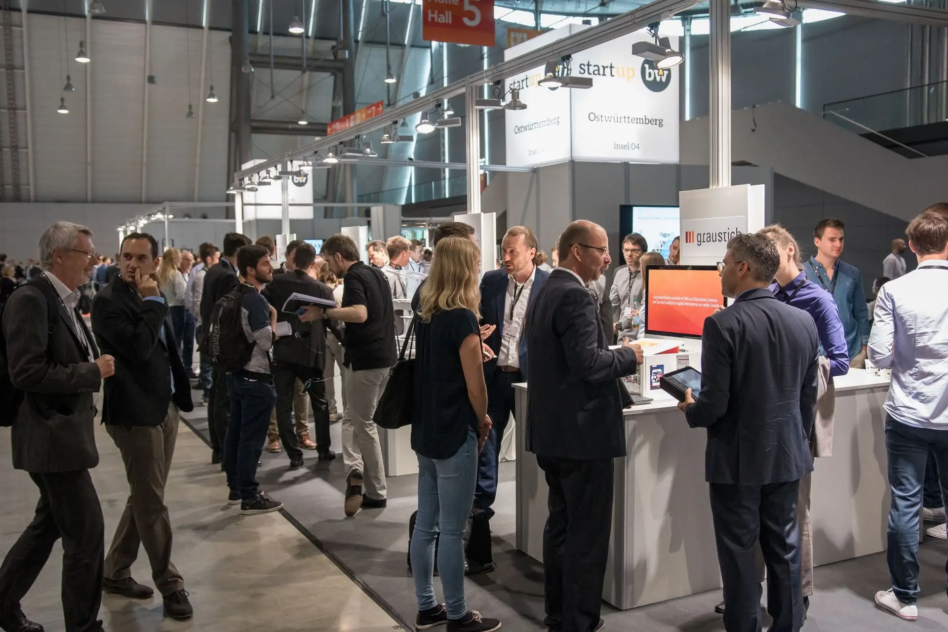 Gründerteam im Gespräch am Messestand beim Start-up Gipfel Baden-Württemberg 2017 in Stuttgart