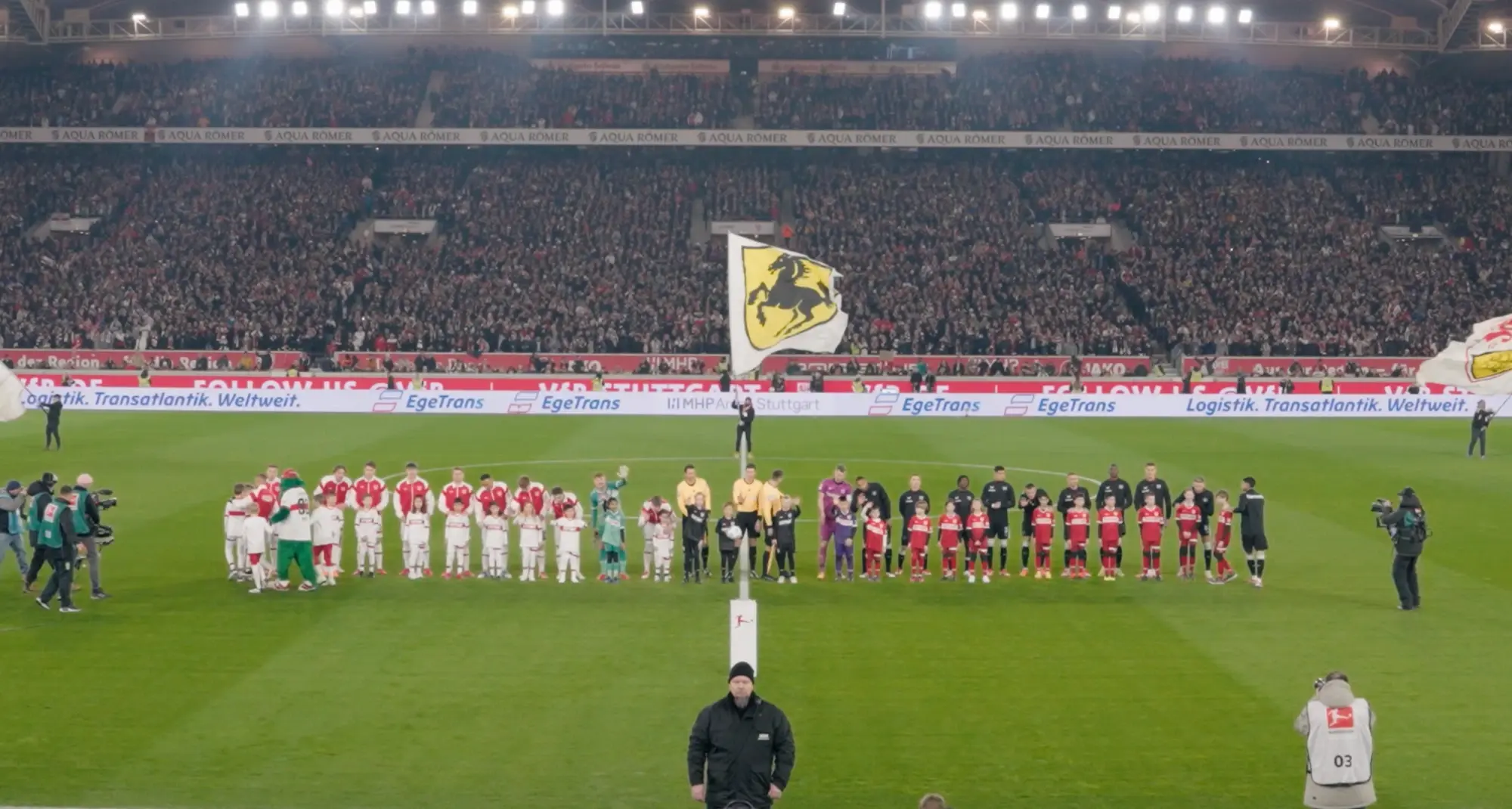 Aufstellung der Mannschaften vor vollen Rängen in der MHP Arena Stuttgart