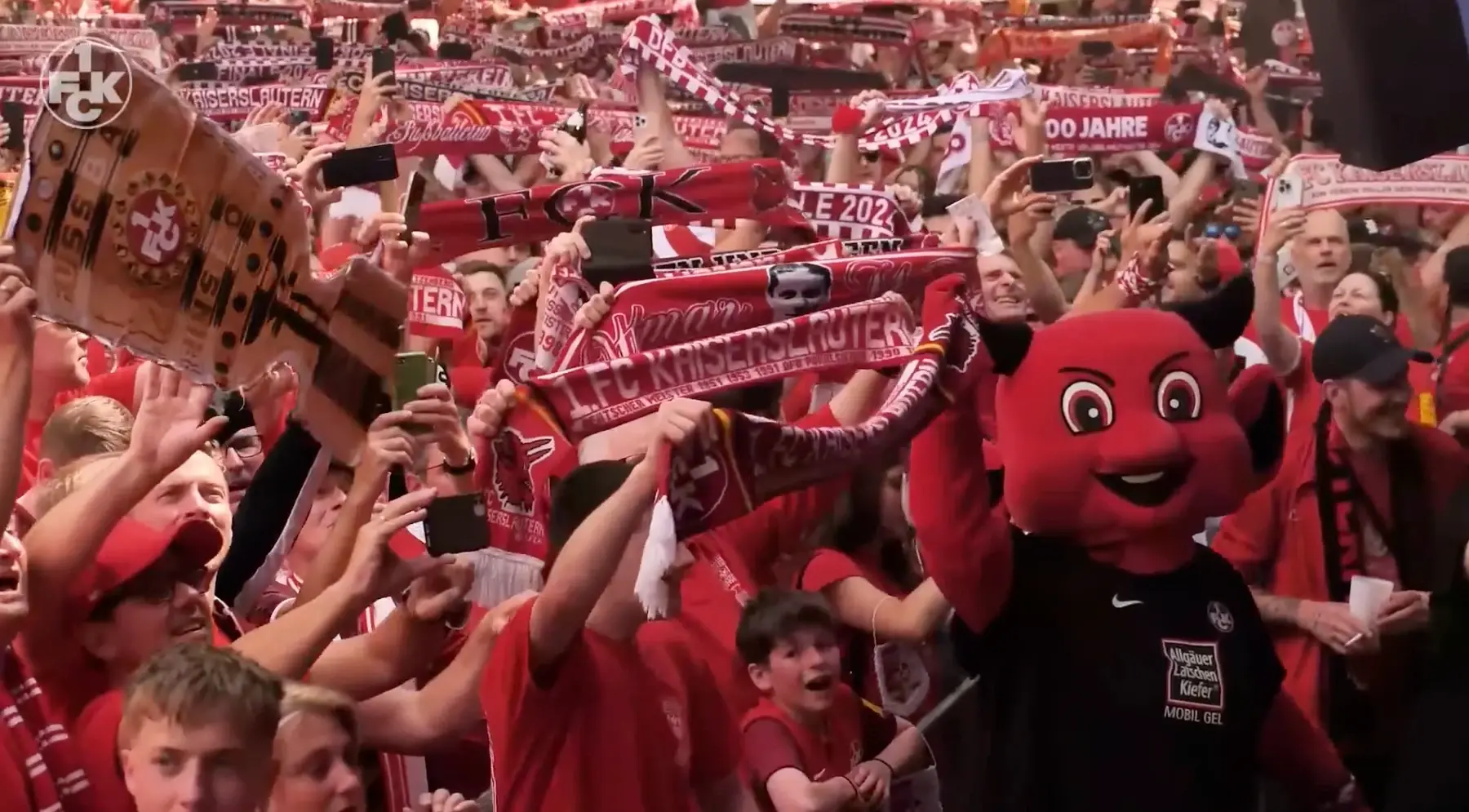 Fans des 1. FC Kaiserslautern mit Schals und Maskottchen beim DFB-Pokalfinale 2024