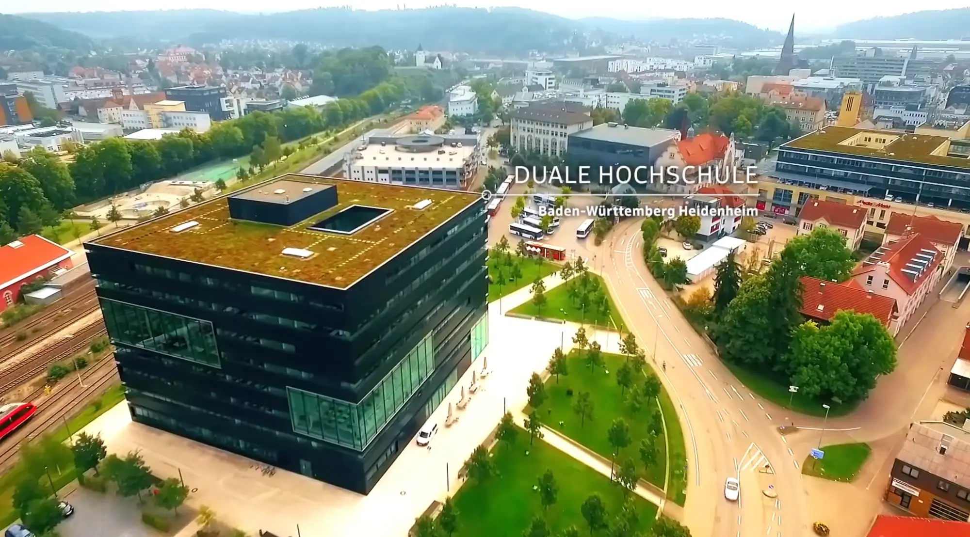 Luftaufnahme der Dualen Hochschule Baden-Württemberg Heidenheim mit Bauchbinde